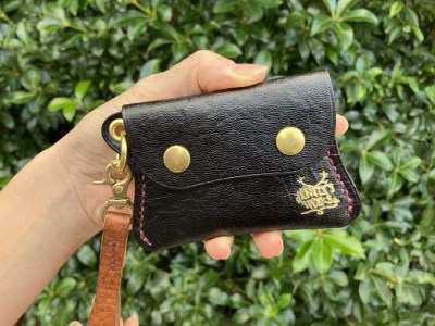 鹿革の小銭入れ ストラップ付【ロゴ入り 黒】【R00685】