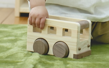 IKONIH オルゴールバス/ おもちゃ 子供 こども オモチャ 玩具 プレゼント お祝い 木 出産祝い 安全 オーガニックトイ ファーストトイ バス 乗り物 車 大型車【kip007】