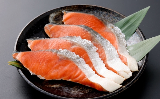 【 7日程度で発送 】 天然紅鮭切身 200g × 8パック （ 計1.6kg / 32切 ） 鮭 魚介類 魚 海鮮 赤身 ご飯のお供 おかず おつまみ 晩酌 酒の肴 お茶漬け 朝食 お弁当 夕食 使