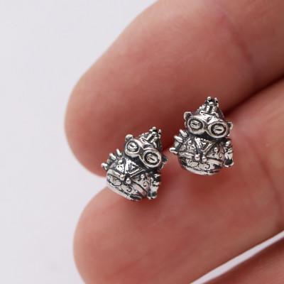 ふるさと納税 山梨県 縄文の神秘を身にまとうSV925製どぐりんプチピアス　700-089 |  | 01