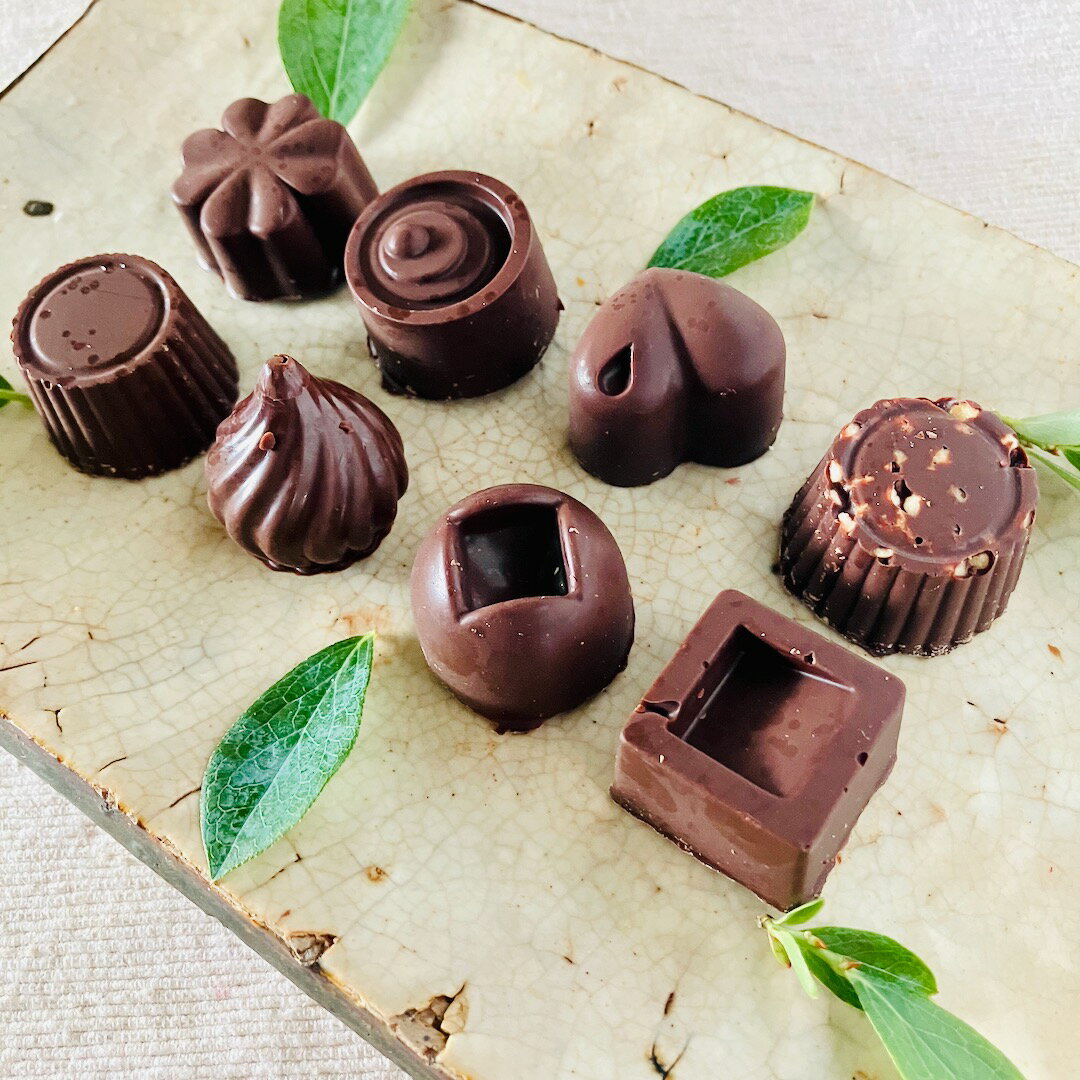 【ふるさと納税】ミニ ビターチョコ 詰合わせ 8個 チョコレート 栗 ブルーベリー 日向夏 オレンジ レモン アーモンド ヘーゼルナッツ クルミ 洋菓子 お菓子 デザート ギフト プレゼント ホワイトデー バレンタイン 白砂糖不使用 手作り 人気 おすすめ 宮崎県 綾町 送料無料