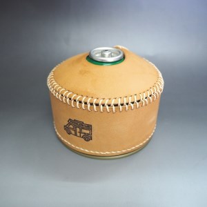 心躍るビンテージレザーの質感！牛革OD缶カバー BEIGE　( 野口オートキャンプ場 協力)