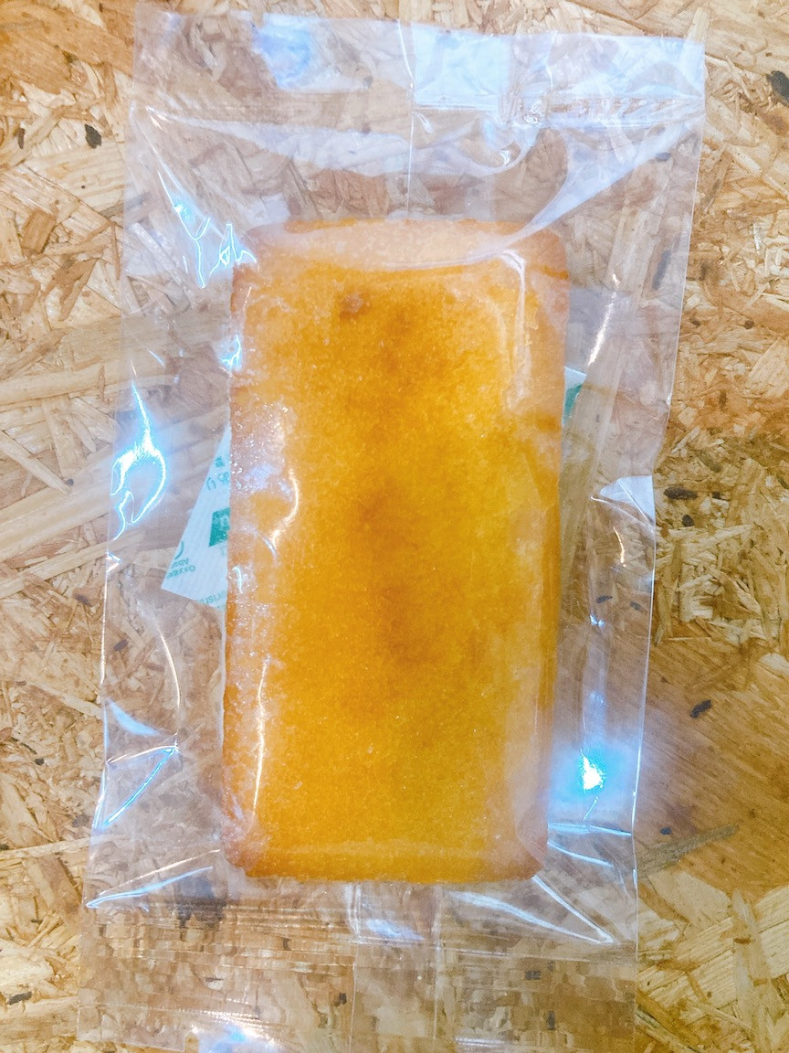 フィナンシェ：プレーン 　発酵バターによりコクと風味を引き出したフィナンシェ。米粉で作ることで白っぽい焼き上がりになります。