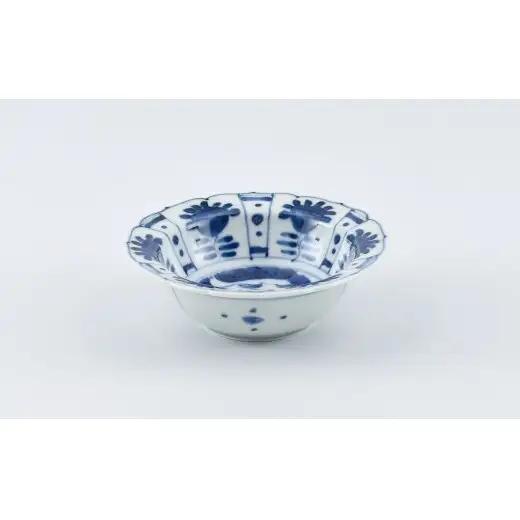有田焼 美しい絵柄の輪花小鉢 4個【まるぶん】食器 器 うつわ 小鉢 4個 セット 手描き 赤絵 染付 おつまみ 前菜 ギフト 和食 A80-65
