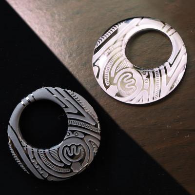 ふるさと納税 山梨県 【Do_goods】縄文土器の文様を刻む 水晶とオニキス アミュレット  659-989 |  | 01