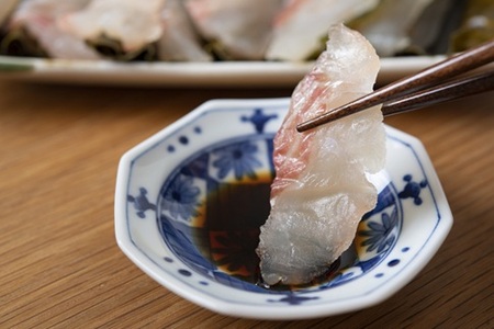 真鯛刺身 10枚×10P 冷凍 天然真鯛 鯛 たい 北風鮮魚 愛媛県 伊予市 | B400