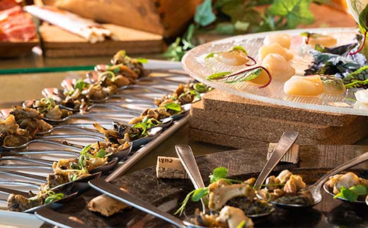 あかん遊久の里 鶴雅 ウイングス館 湖側ユーカラ和洋室 2名様1室ご利用 1泊2食付き 宿泊券 旅行 北海道 温泉 観光 阿寒 釧路市 旅行 ホテル 旅館 クーポン チケット 予約 父の日 母の日 F