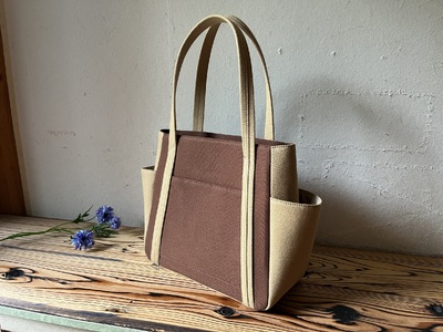 【AKIRAオリジナル】 中型レディストートバッグ ダブルポケット 茶色帆布×ベージュ （軽量 軽い 日本製 キャンバス 帆布 横型 肩掛け 通勤 通学 大容量 上質 カジュアル オシャレ レディース