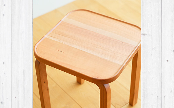 No.1046-01 府中市の家具　COCCO Stool　チェリー　生地：ライトグレー