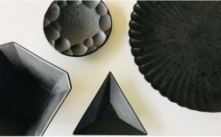 A25-290 有田焼 テーブルコーディネートがグッと引き締まる黒い器／4点セット 深海三龍堂 食器 おしゃれ 黒い器 黒い皿 お皿 小鉢 吉右エ門 モダン