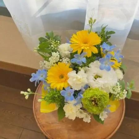 季節を彩る寒色系の生花アレンジメント【寒色系】【配送不可地域：離島】【1732606】