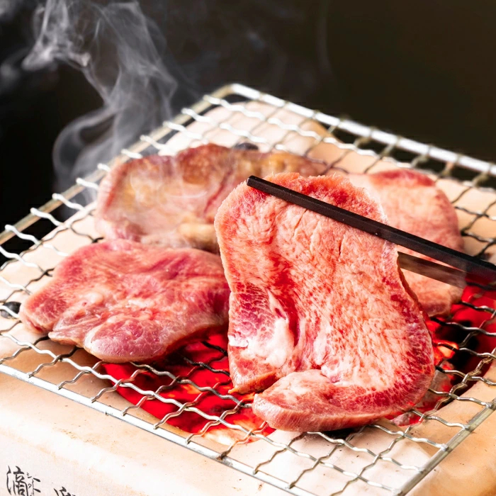 ＜定期便＞ごまの風味と香りの厚切り牛タン 900g【3ヶ月】牛タンの美味しさの新境地！│牛タン 牛たん タン肉 厚切り 胡麻油 ごま油 ゴマ油 焼肉 焼き肉 切り落とし タン先 タン中 タン元_イメー