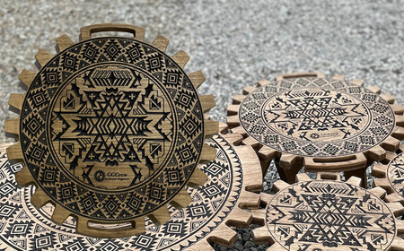 【ウォルナット】ミドルテーブル Signum シグナム（1台）【専用袋付き】（幅 600mm×奥行 600mm×高さ 400mm）机 テーブル 彫刻 キャンプ コンパクト 木目 軽量 組み立て アウト