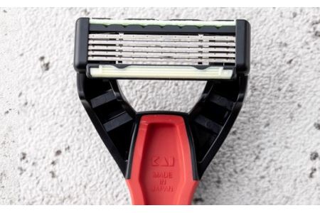 ＜５枚刃使い捨てカミソリ＞■IGNIS　敏感肌用12本（３本入り×４個）◇貝印 （剃刀・かみそり）H5-207