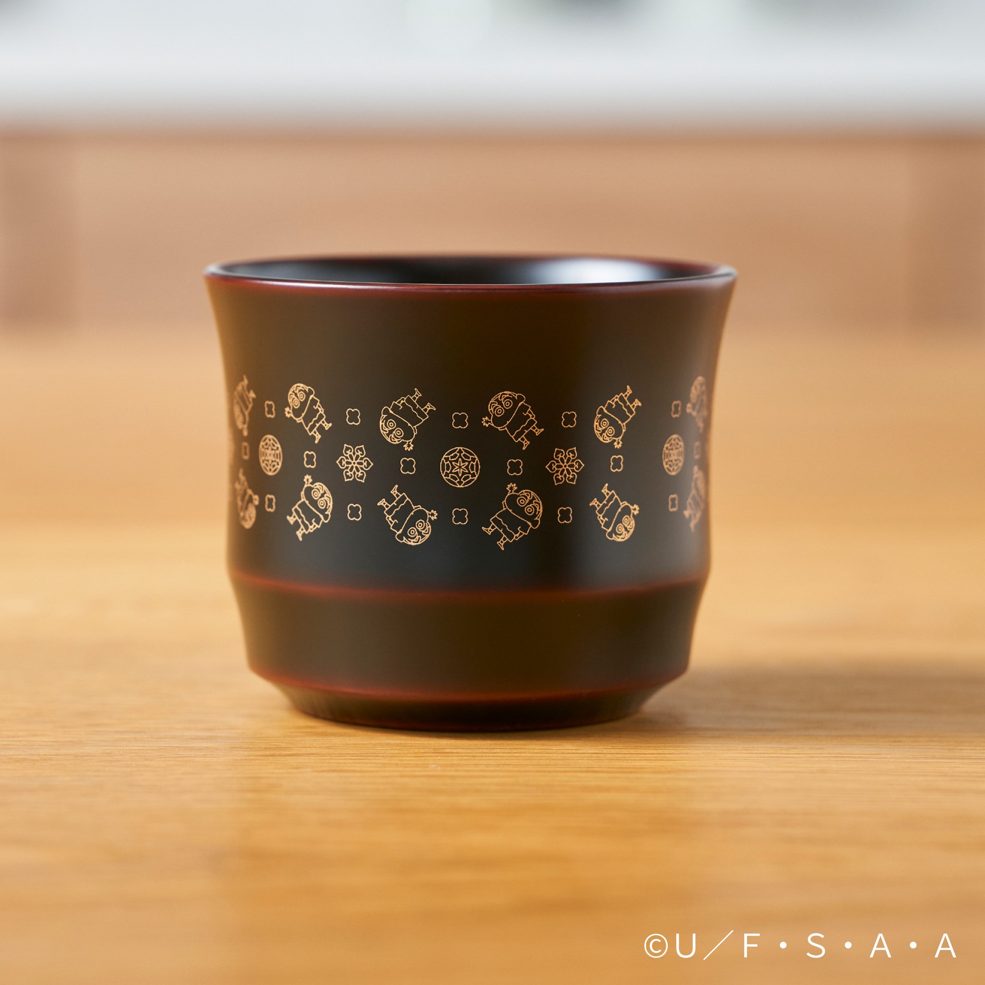 
                  クレヨンしんちゃん 川連漆器カップ 雪柄 黒 秋田伝統工芸 和食器 和風カップ 漆塗り 川連塗り 限定デザイン コラボ限定 クレしんグッズ アニメ 【詩の国秋田株式会社】[C16701]
                