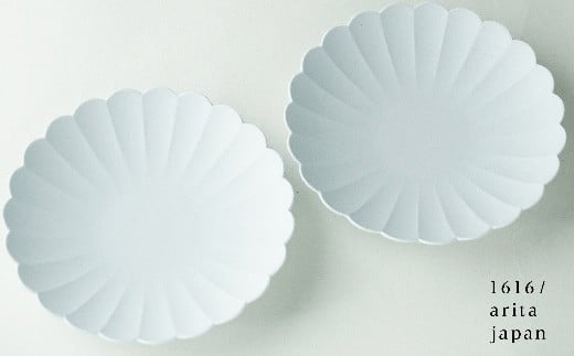 強度のある高密度の陶土を使用しているため、とても薄く作られています。