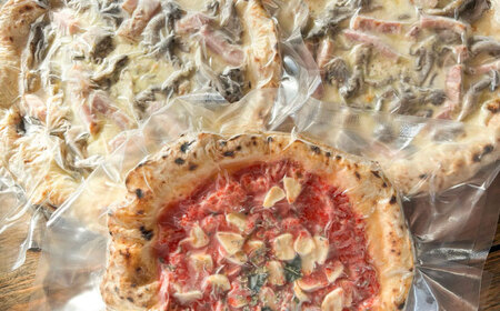 【 ナポリピッツァ 専門店 が作る 薪窯焼き 冷凍 ピッツァ セット 】 フンギ × 2枚、マリナーラ × 1枚 合計3枚 計約930g 【株式会社CAROTA】[BHBV009]