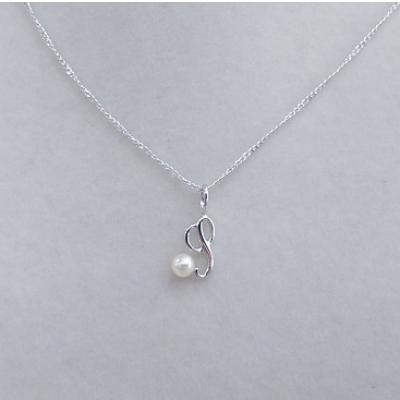 ふるさと納税 鳥羽市 伊勢志摩あこや本真珠ペンダントイニシャル(S)W・SV製 J-96Sw |  | 01