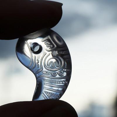ふるさと納税 山梨県 【Do_goods】縄文土器の文様を水晶に刻む“勾玉” のアミュレットセット　659-983 |  | 01