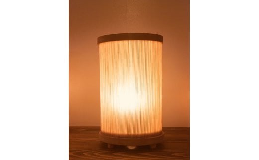 
[№5221-0293]ぬくもりに包まれる西川材ランプ（のびる木 シェード使用） 丸形
