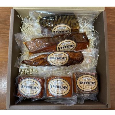 ふるさと納税 城陽市 京都府城陽市 化粧箱入り 特選燻製詰め合わせセット ギフト(スモークチーズ 塩鮭 塩さば ささみ) |  | 01