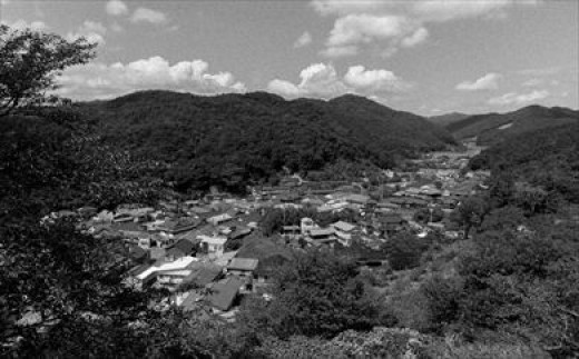 「俵山　山から」白黒