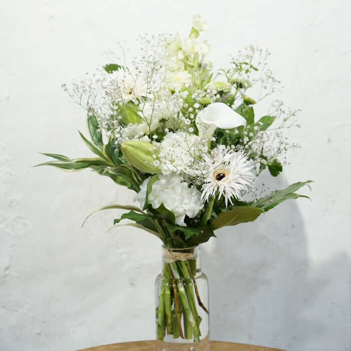 【ふるさと納税】【3回定期便】生花花束 お供えM 初回花瓶付 / 生花 花 ブーケ 毎月 彩り【株式会社tomoni】[ATCG004]