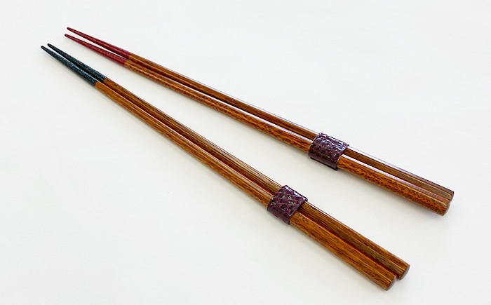 
            【天然木・天然漆】 拭き漆仕上げ 八角箸 1膳  ＜赤または黒 2色から選べる＞ ／ はし 箸 おはし お箸 漆塗り 漆塗 上品 シンプル 木製 漆 漆製品 普段使い 日常使い お洒落 おしゃれ オシャレ お土産 ギフト プレゼント 贈り物 贈物 誕生日 大人 伝統工芸品 工芸品 伝統工芸 おすすめ ＜ゆうび＞ 
          