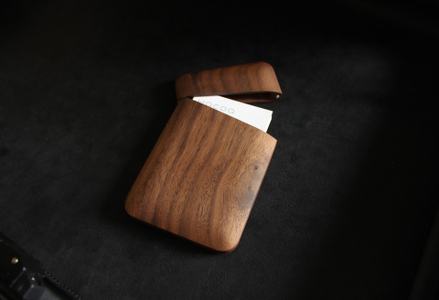 【Hacoa】おしゃれで美しいデザインの木製名刺入れ ウォールナット「Card Case Gentle」