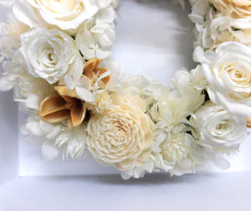 クロス調マグネットBOXリースアレンジ (ホワイト)｜プリザーブドリース｜ドライフラワー インテリア バラ 薔薇 アジサイ あじさい 紫陽花 フラワーギフト 花 結婚式 パーティー ブライダル プレゼ