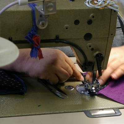 地元産の織物「キッチンエプロン」　青