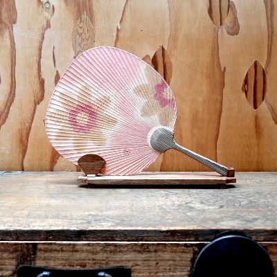 【ふるさと納税】草木染団扇 茜（アルミ媒染) 飛び柄