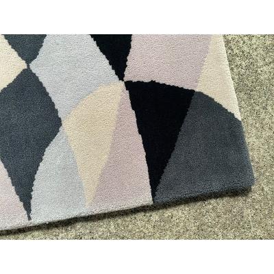 ふるさと納税 米沢市 マンションマット《ダイヤ:黒×グレー》 〔W450mm*H630mm〕 緞通 絨毯 |  | 01