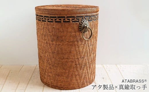 BAX-416SIN-M アタ 真鍮取っ手蓋付き円柱バスケット（黒模様・φ42×H50）　真鍮 取っ手 円柱 雑貨 収納 かご 大きい ケース バスケット 箱 物入れ ランドリーボックス インテリア 洗濯物 玄関 プール グッズ オリジナル 手作り おすすめ 模様 黒 プレゼント ギフト おしゃれ 高級感 職人 便利 数量限定 バリ島 アジアン アタブラス ATABRASS SOA 千葉県 富津市