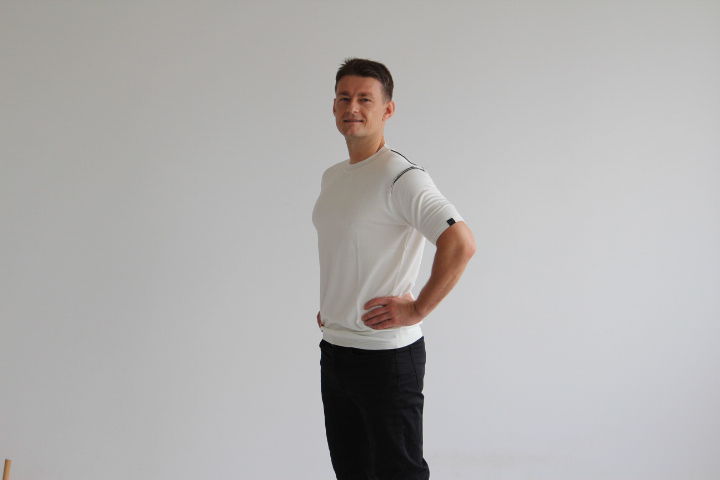 究極の贅沢シルク100%洗えるメンズ半袖Vガゼットデザインクルーネックニットウェア ホワイトMサイズ メンズ 新潟県 五泉市 有限会社アスリート