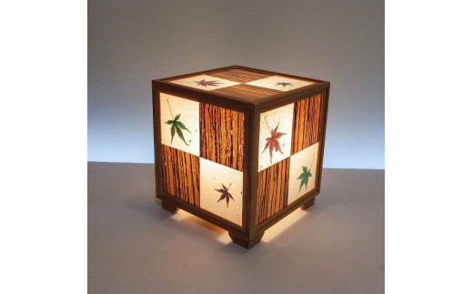 
            銘木行灯 キューブ型  ゼブラツキ板 柾目 手漉和紙 紅葉入り
          