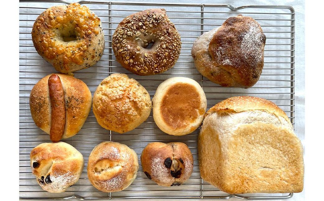 【3ヶ月定期便】すべて手作り!添加物不使用!モッチモチ自家製天然酵母パンのわくわく3ヶ月定期便セット 合計30個