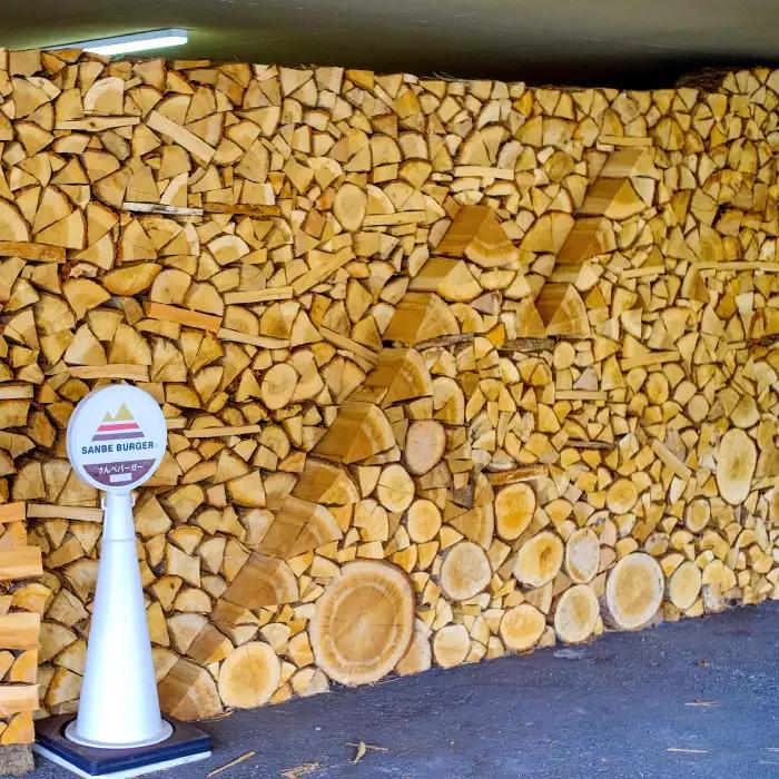 三瓶山の薪【乾燥薪 広葉樹 ナラ 楢 サクラ 桜 ノブ 約25cm 約13～16kg キャンプ BBQ バーベキュー 燻製 焚き火 薪ストーブ 暖炉 アウトドア 伐採木 島根県 大田市 国立公園】