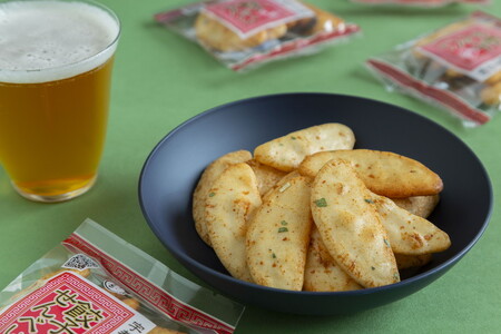 手焼き 餃子せんべい 30袋 ｜ せんべい 煎餅 おせんべい 餃子 宇都宮餃子 国産有機米 添加物不使用 本醸造醤油 大田原市産唐辛子 鹿沼のにら 国産の生にんにく