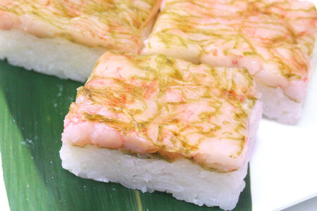 甘えび昆布〆の押し寿司 35g×6個 折箱入り 寿司 押し寿司 甘エビ 甘海老 富山名物 冷蔵/ます寿司屋ヒロ助/富山県 黒部市 お寿司 海鮮 魚 魚介類 魚介 加工食品 惣菜 