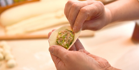 手作り 水餃子 ( 冷凍 ) 20個 【 手作り餃子の店 吉春 】 |  冷凍餃子 地元野菜 ・ 国産素材 を使用 