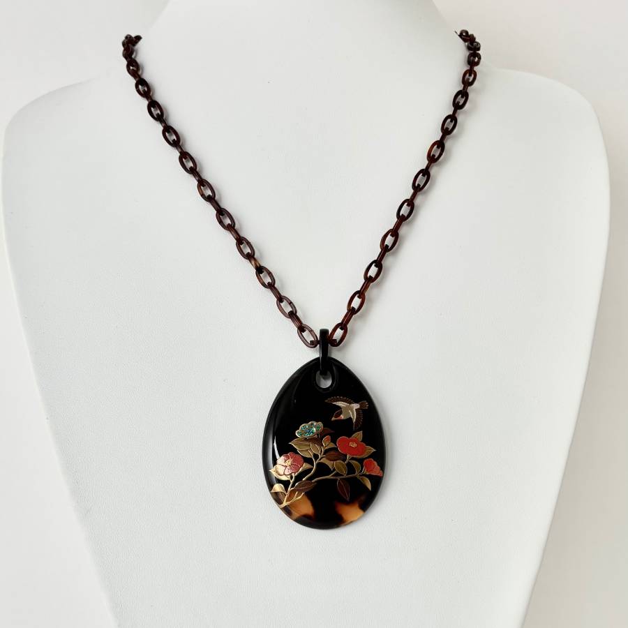 ＜うるしアートはりや＞椿に鷽蒔絵べっ甲ペンダント
