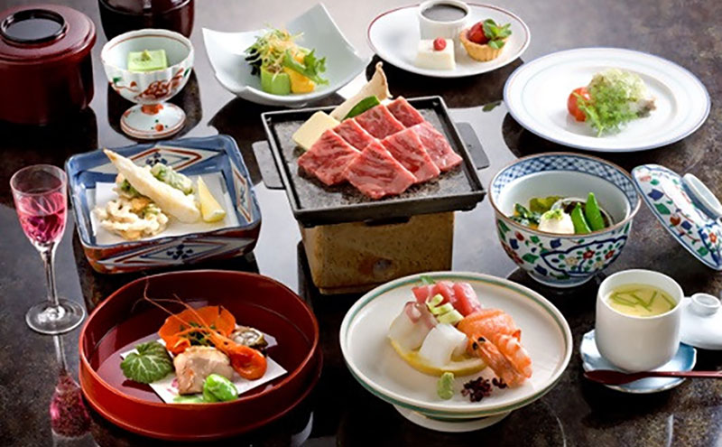 青蓮寺湖を眼下にのぞむ絶景の温泉宿で開放感たっぷりの温泉と伊賀牛石焼会席料理のご宿泊券