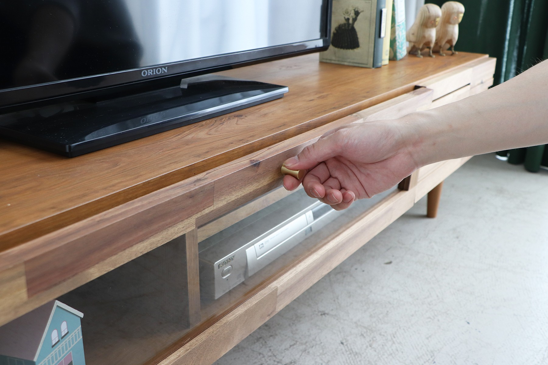 アクセントのつまみを引いて開閉