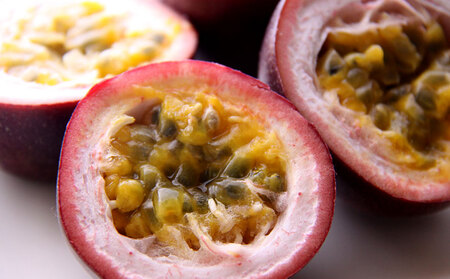 2025年発送【あたり果樹園】奄美パッションフルーツ 秀品 約1kg 鹿児島県 奄美群島 奄美大島 龍郷町 国産 奄美産 果物 青果 くだもの フルーツ 南国 トロピカル 初夏の果実 果物時計草 さわ