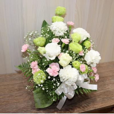 ふるさと納税 ふじみ野市 白とグリーンのお花で上品な雰囲気のお供えアレンジ |  | 01