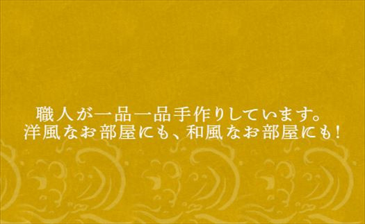 落ち着いた雰囲気のリーフ柄で、和洋どちらにも合うので洋室にも和室にも。
プレゼント・敬老の日などさまざまなギフトに最適です。