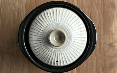 マジカル深土鍋 IH 2合炊き菊花 飴釉 - 土鍋でふっくらご飯！IH対応 水量目盛り線つき