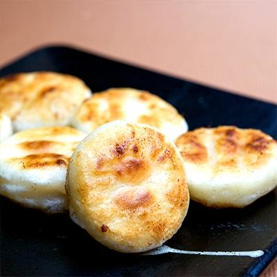 ふるさと納税 室蘭市 どさんこもちプリ丸餃子・チーズ餃子各10個入り×2・パリもち包子豚・チーズ各8個入りセット |  | 02