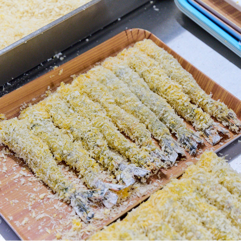 【3カ月定期便】創業45年「魚屋さんの手づくりエビフライ」10尾(400～500g)【海老フライ 夕食 おかず プリプリ 簡単 時短料理 揚げるだけ ふるさと納税】(H032123)